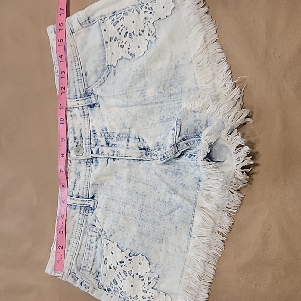 Mossimo Size 8 / 29 Acid Wash Lace Accent Denim Short-Shorts Excellent Used Cond - Picture 3 of 10